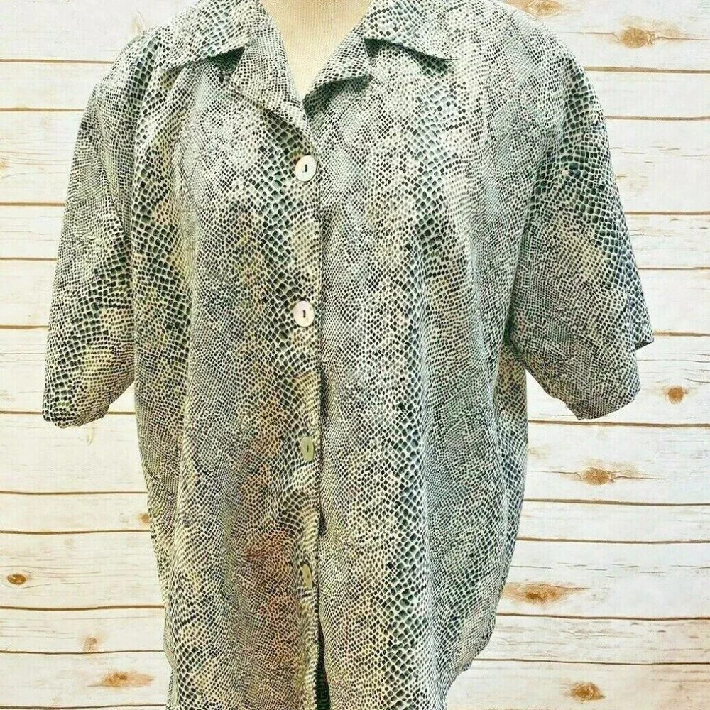 IMPRESSIONS Women Short Sleeve Button Down Collared Animal Print Shirt Sz Large - Picture 1 of 12